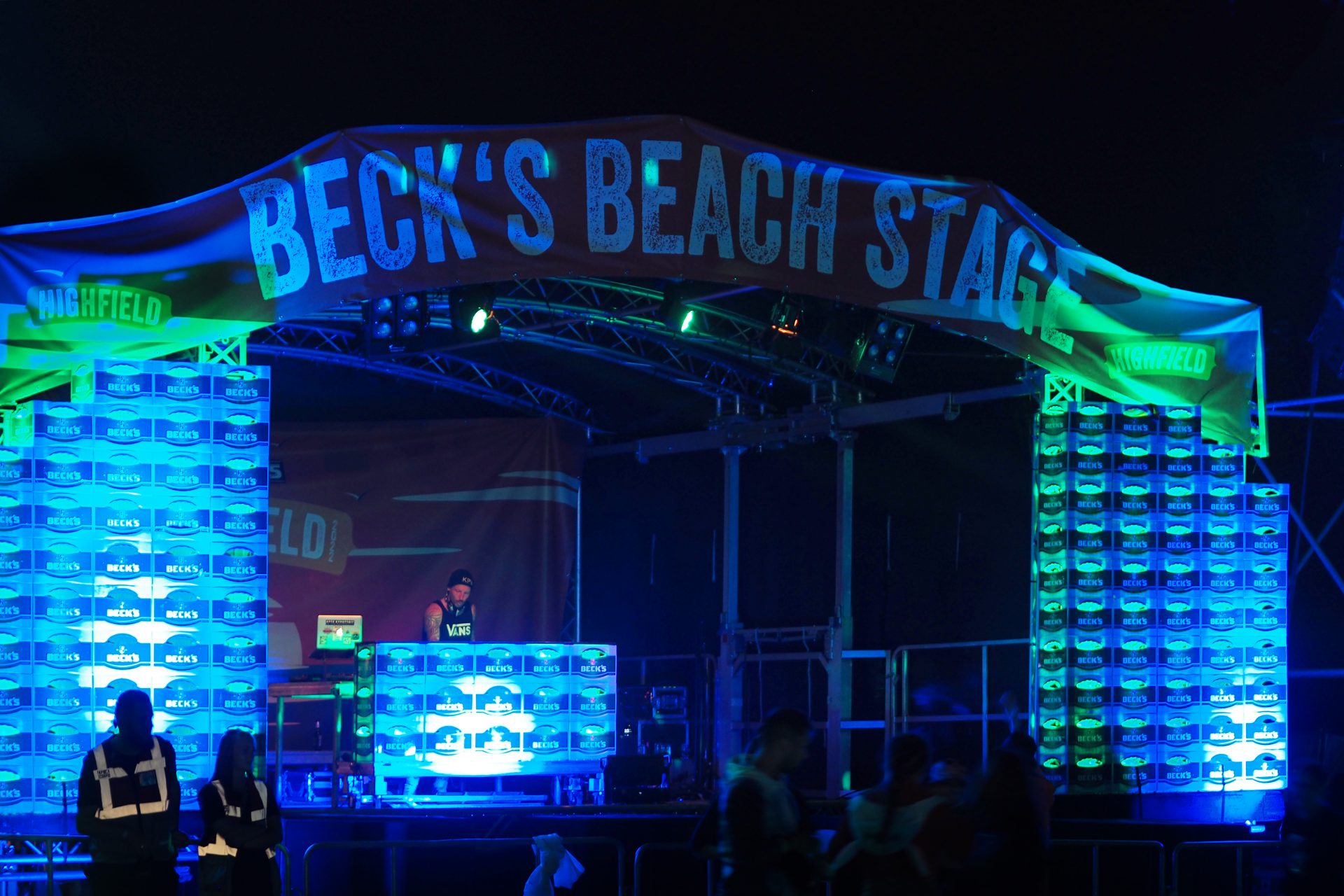 Die Becks Bühne bei Nacht beleuchtet