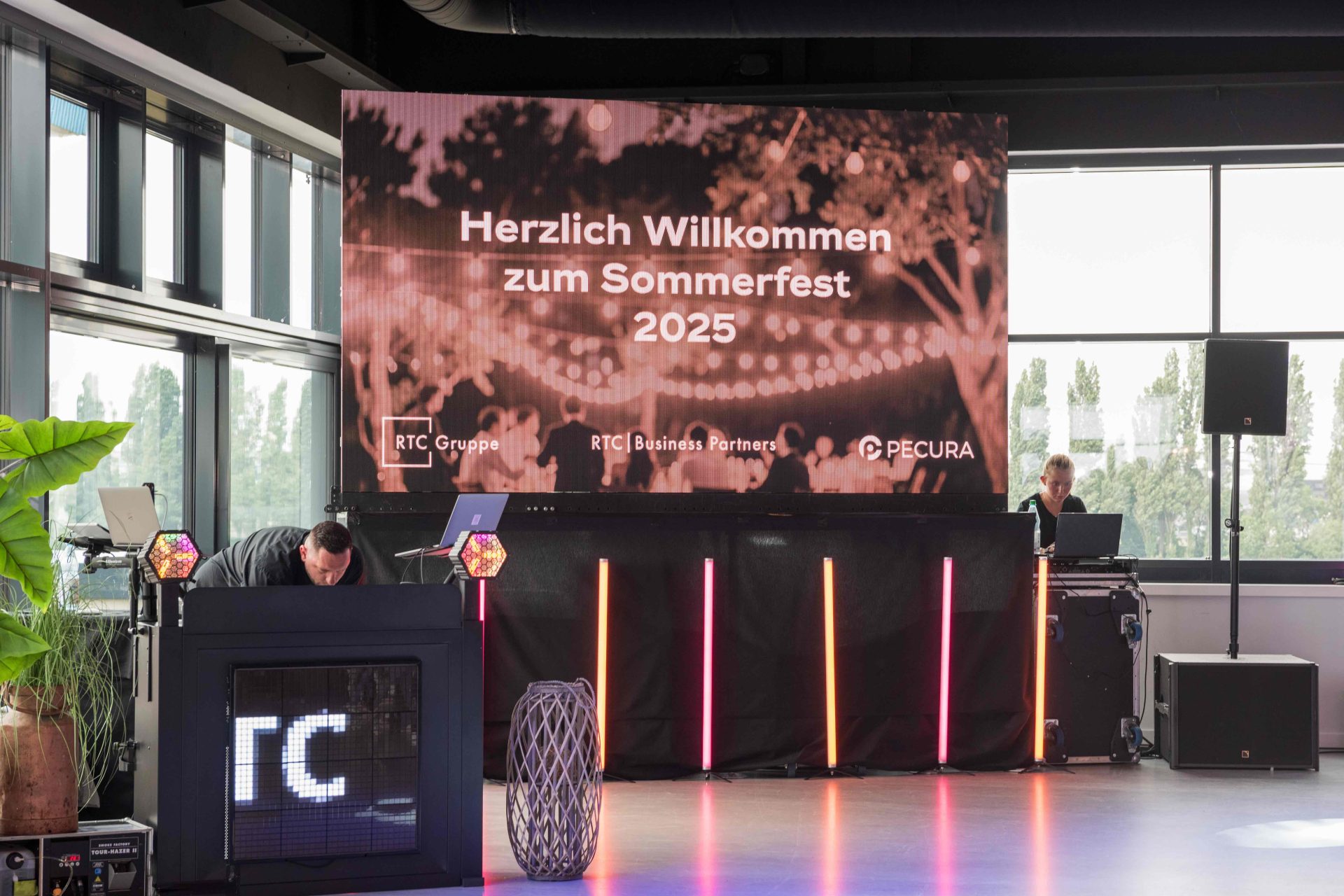 Herzlich WIllkommen Bildschirm hinter dem DJ Pult auf LED Leinwand